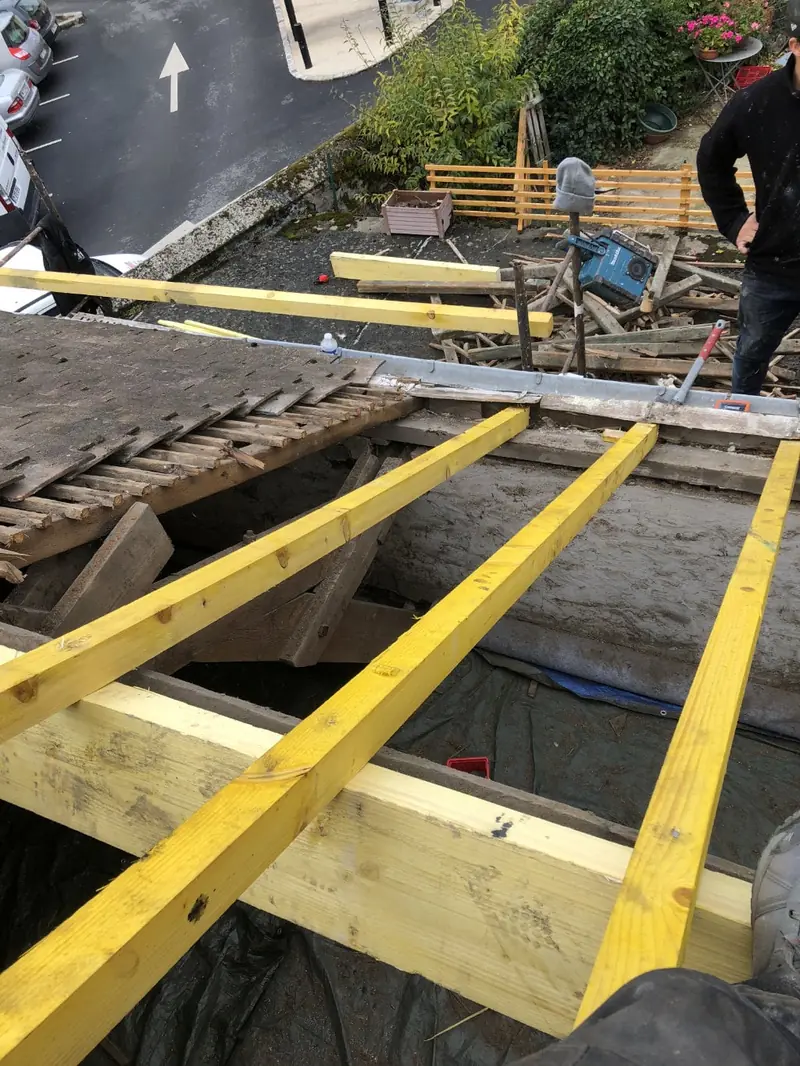 Charpente en bois d’une toiture en cours de réfection