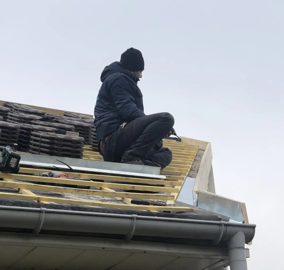 Couvreur de Neves Couverture au travail sur une toiture en cours de réfection