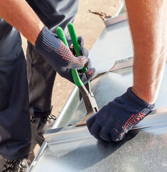 Découpe d'une feuille de zinc à la cisaille