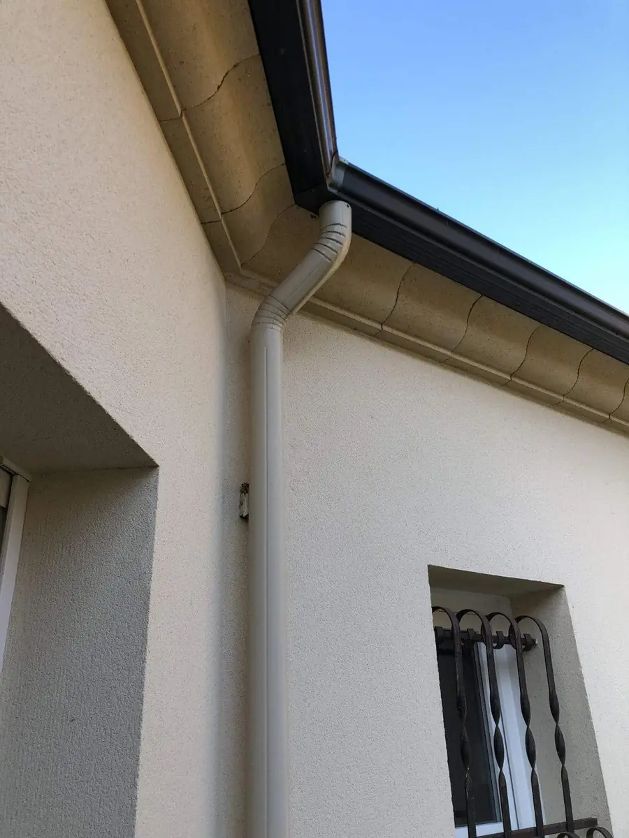 Gouttière neuve posée sur une toiture