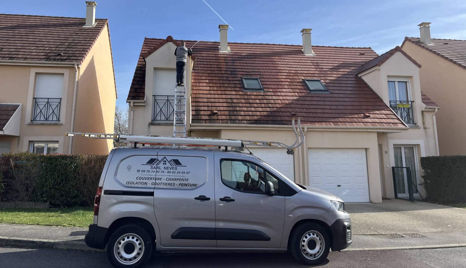 Nettoyage de toiture dans l'Essonne par Neves Couverture, vue large