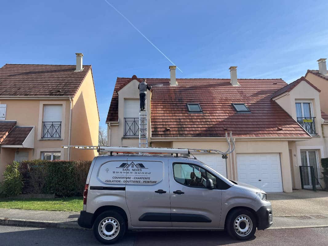 Nettoyage de toiture dans l'Essonne, utilitaire Neves Couverture devant la maison