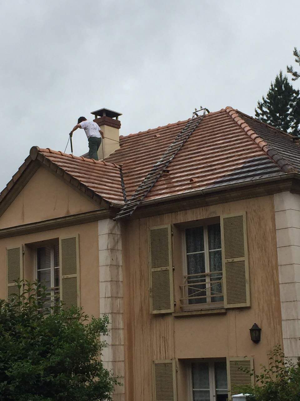 Nettoyage de la toiture d'une maison ancienne en Essonne