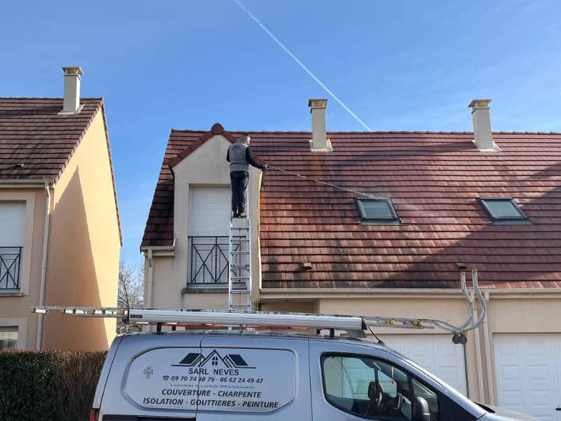 Utilitaire Neves Couverture devant un pavillon dont la toiture est en cours de nettoyage