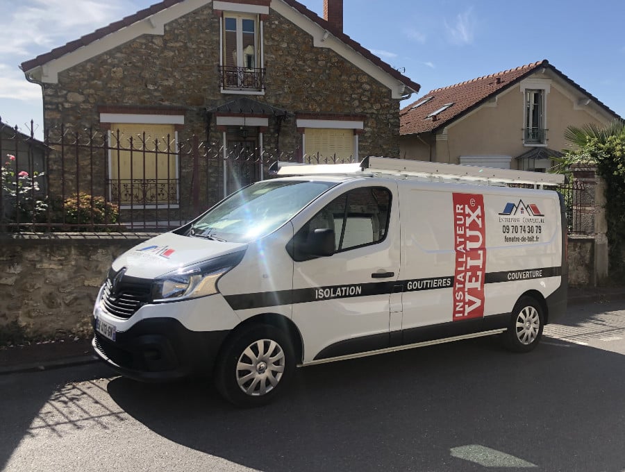 Le camion de Neves Couverture garé devant un pavillon de l’Essonne