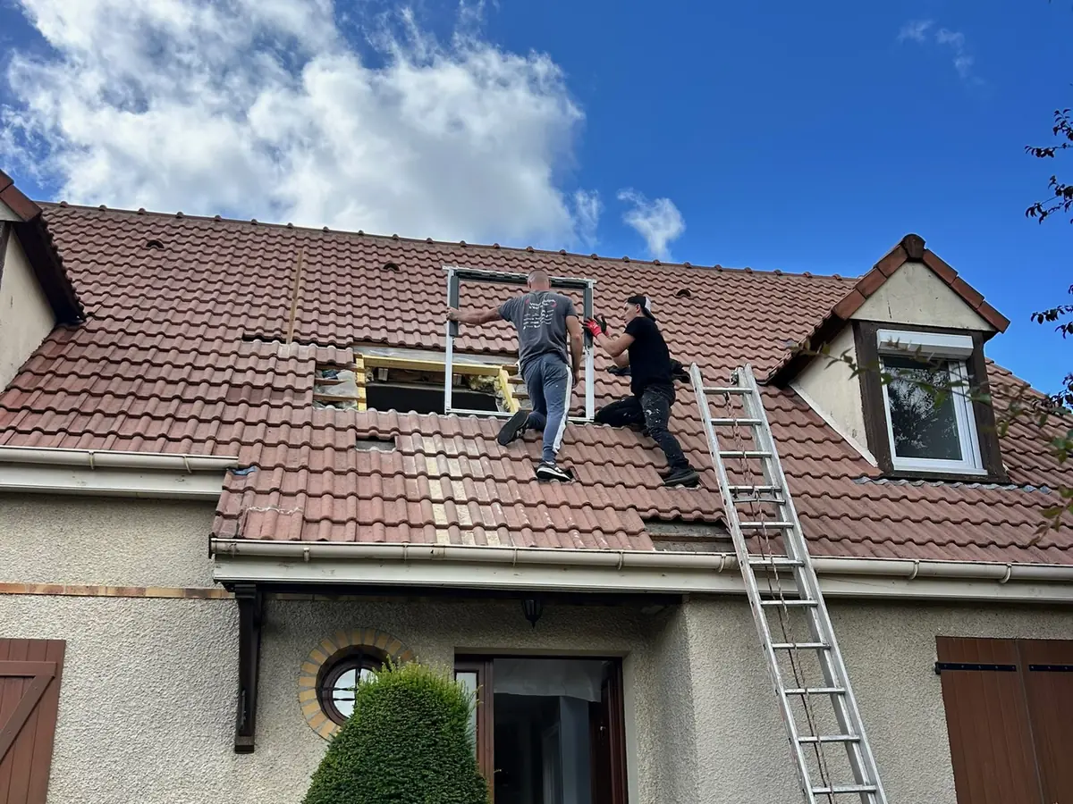 Pose d’une fenêtre de toit Velux sur un pavillon couvert en tuiles