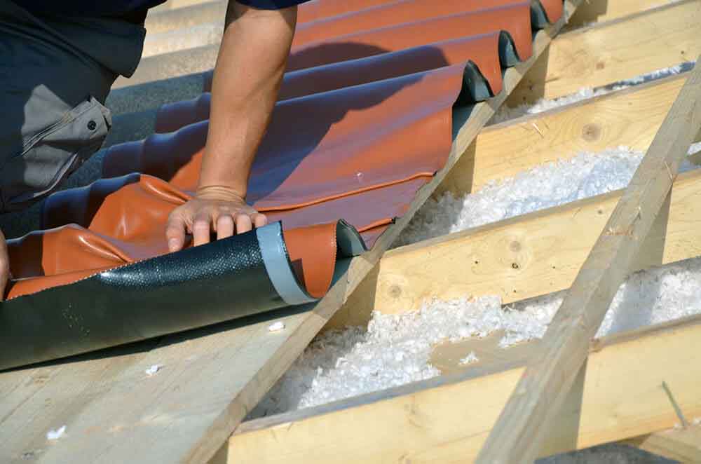 Pose de tuiles sur liteaux et écran de sous-toiture