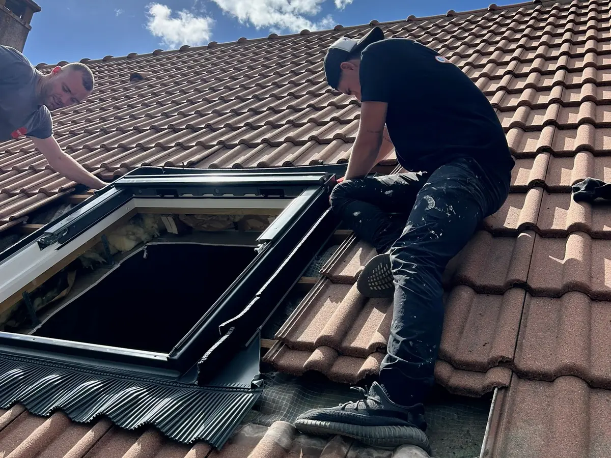Mise en place d’un Velux et de son raccord d’étanchéité sur une toiture en tuiles