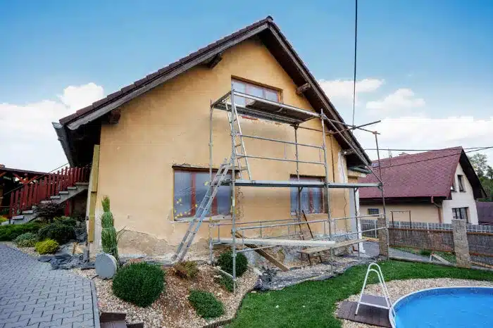 Maison échafaudée pour un ravalement de façade