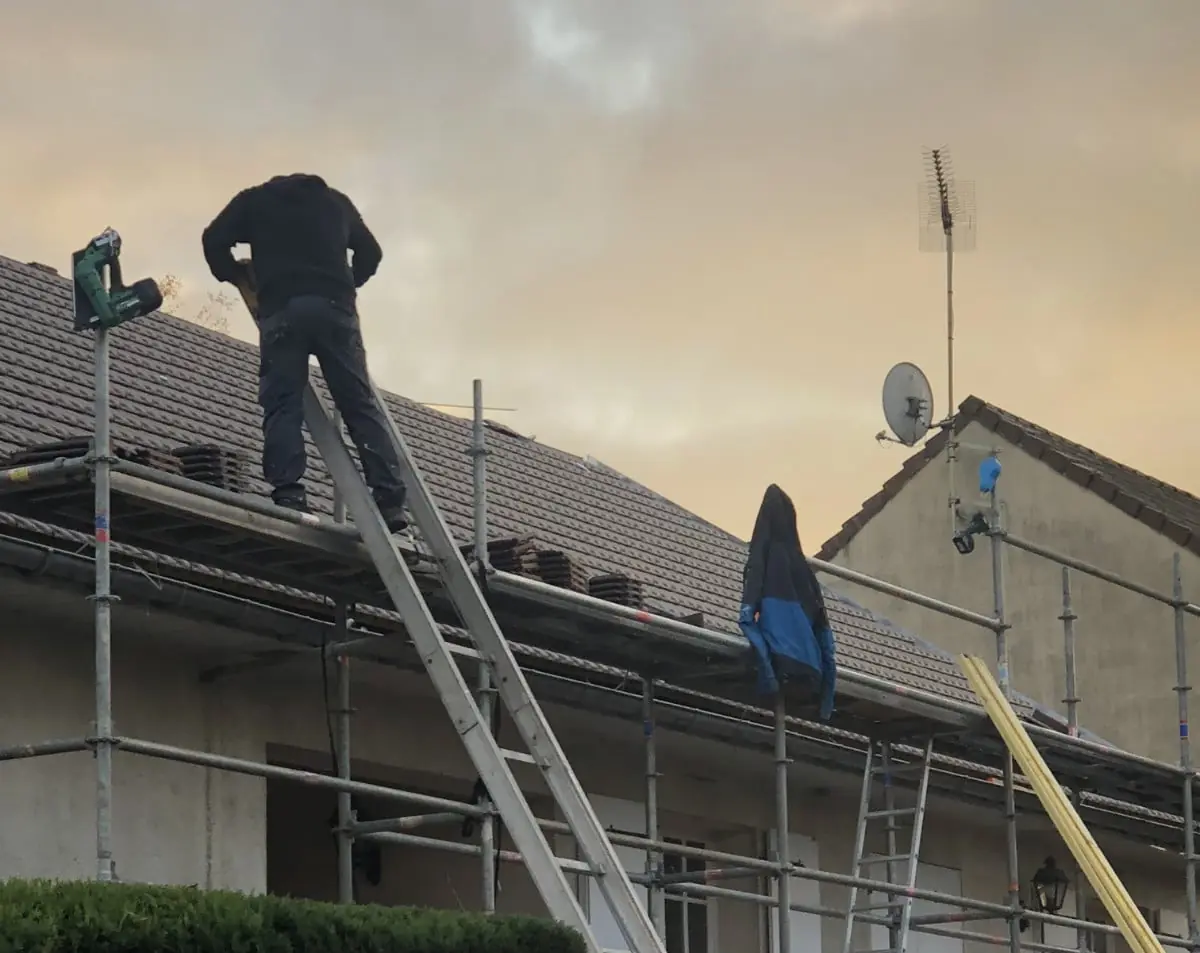 Chantier de réfection de toiture avec échafaudage en Essonne