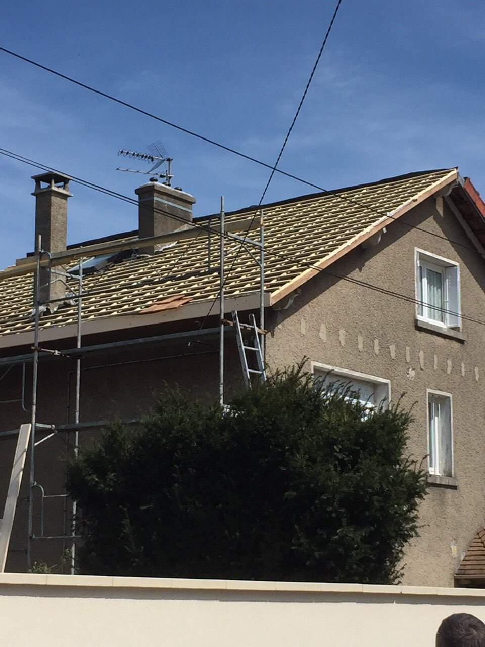 Pavillon échafaudé pour la réfection de sa toiture