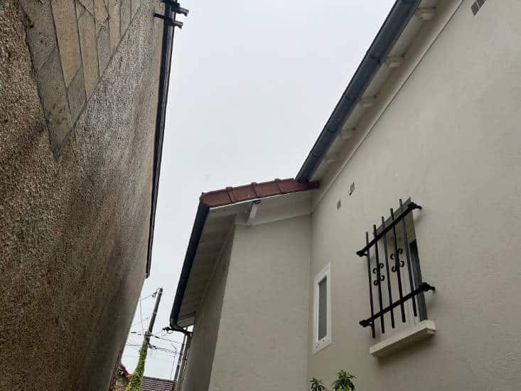 Rive de toiture et gouttière d'un pavillon