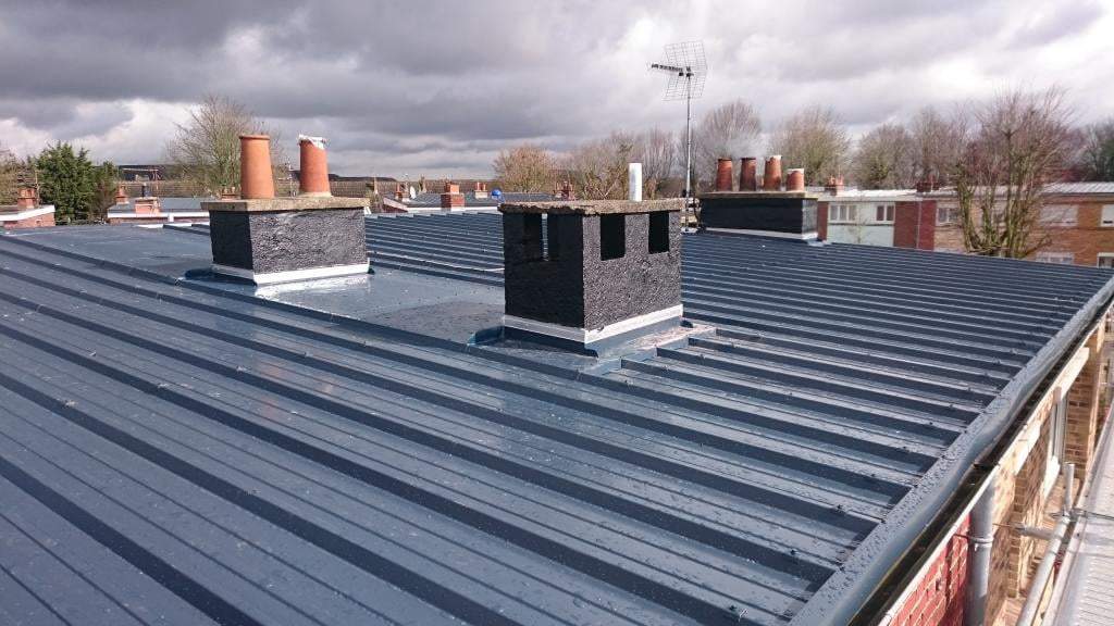 Toiture métallique rénovée avec ses souches de cheminée