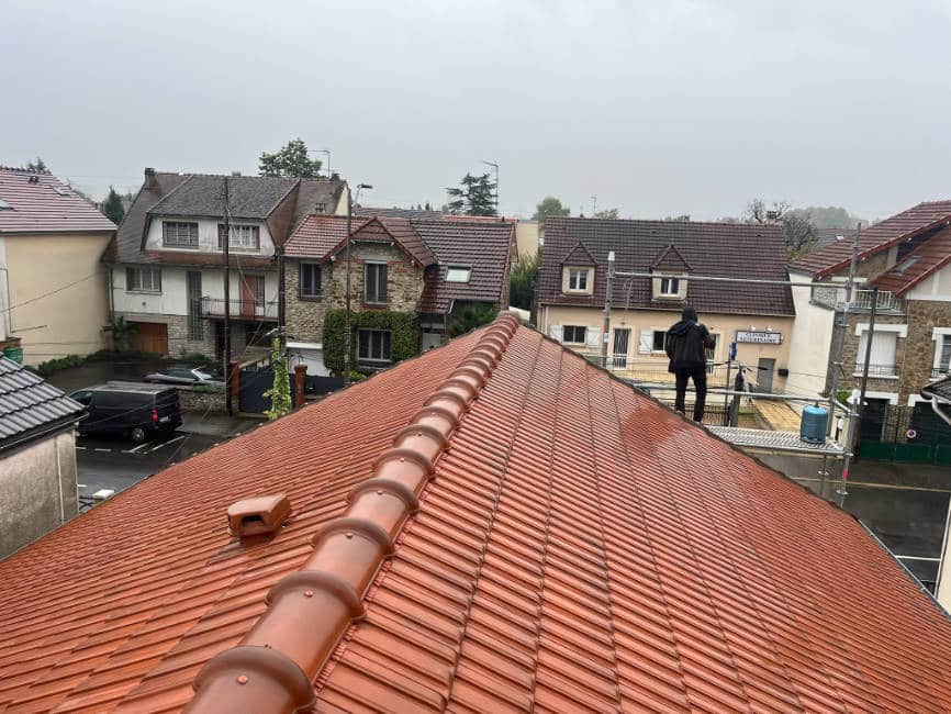 Toiture en tuiles nettoyée, vue depuis le faîtage