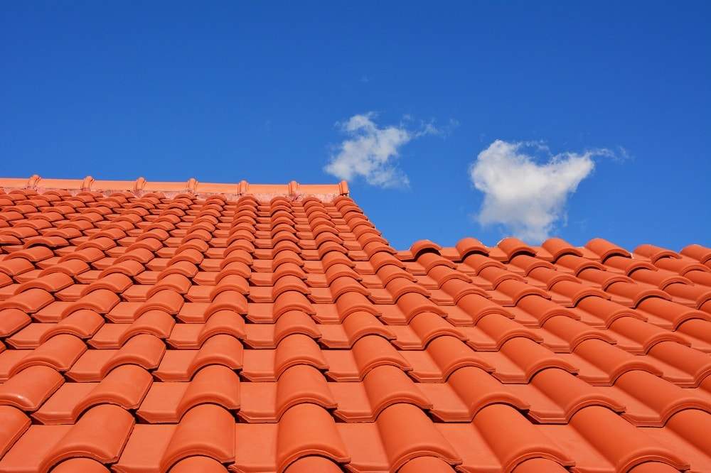 Toiture en tuiles de terre cuite neuves sous un ciel bleu
