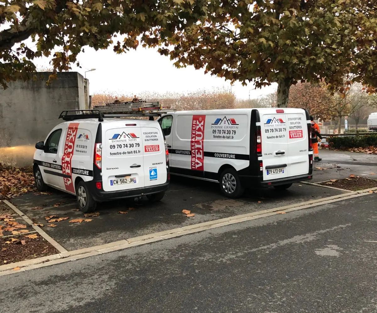 Deux utilitaires de l'entreprise Neves Couverture
